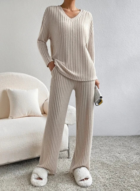 Casual 2-piece autumn loungewear set with cozy top and bottoms