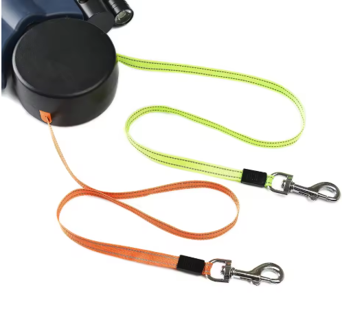 Automatic double dog leash with dual retractable lines and ergonomic grip