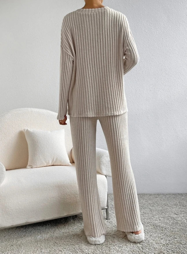 Casual 2-piece loungewear set in soft fabric for autumn comfort