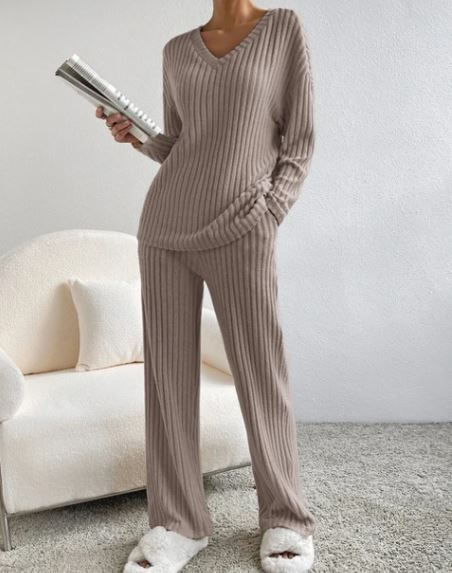 casual 2-piece loungewear set in soft fabric for autumn comfort