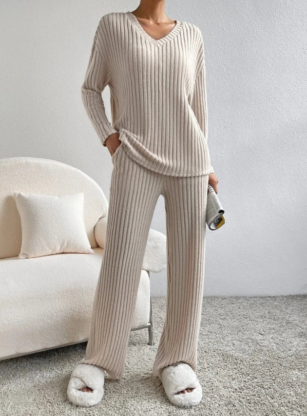 casual 2-piece autumn loungewear set with cozy top and bottoms