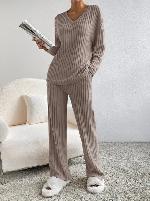 Casual 2-piece autumn loungewear set with cozy top and bottoms