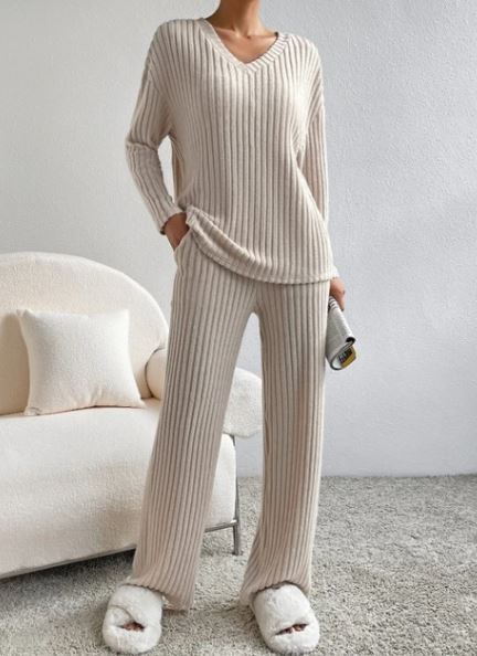 Casual 2-piece autumn loungewear set with cozy top and matching bottoms