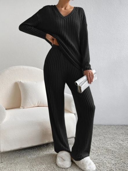 Casual 2-piece autumn loungewear set with cozy top and matching bottoms
