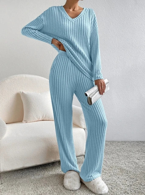 Casual 2-piece loungewear set with cozy top and bottoms